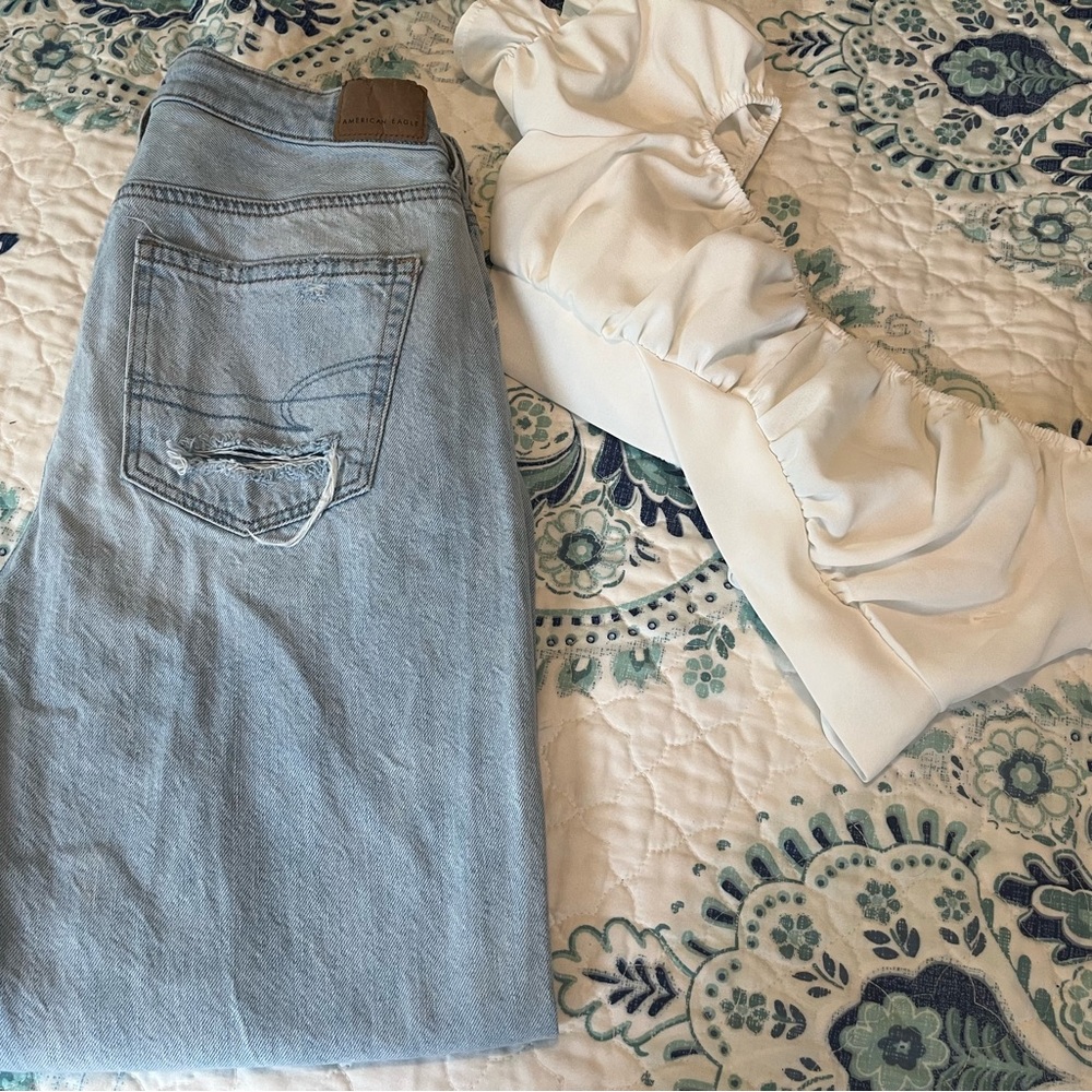 Jeans  ripped Mon- light blue American eagle size 4 Regular and top white M